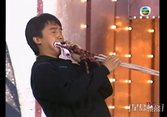 【1987年】當時仍未成為國際影帝的梁朝偉,以牙力拉貨van,車上還有20個藝人!最後成功拉到大半個車位,拉到牙骹軟。