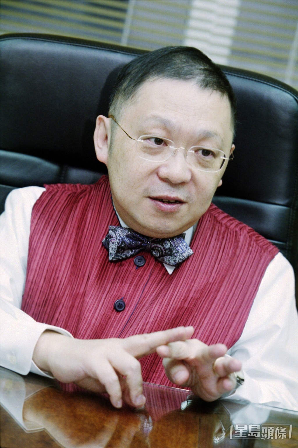李居明早年曾任職報社、編劇等工作多年,至1988年轉型為全職玄學家,除算命、睇風水等外,李居明多年來亦出書、搞影視、賣風水用品、創立「修明佛院」等瓣數多多。