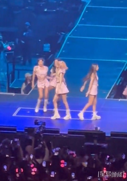 但Jennie突然暫停表演,更步向舞台後方。