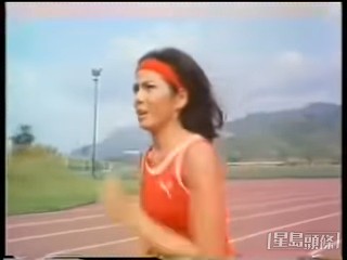 鍾楚紅與球王賽跑，比利還讓一大截距離。