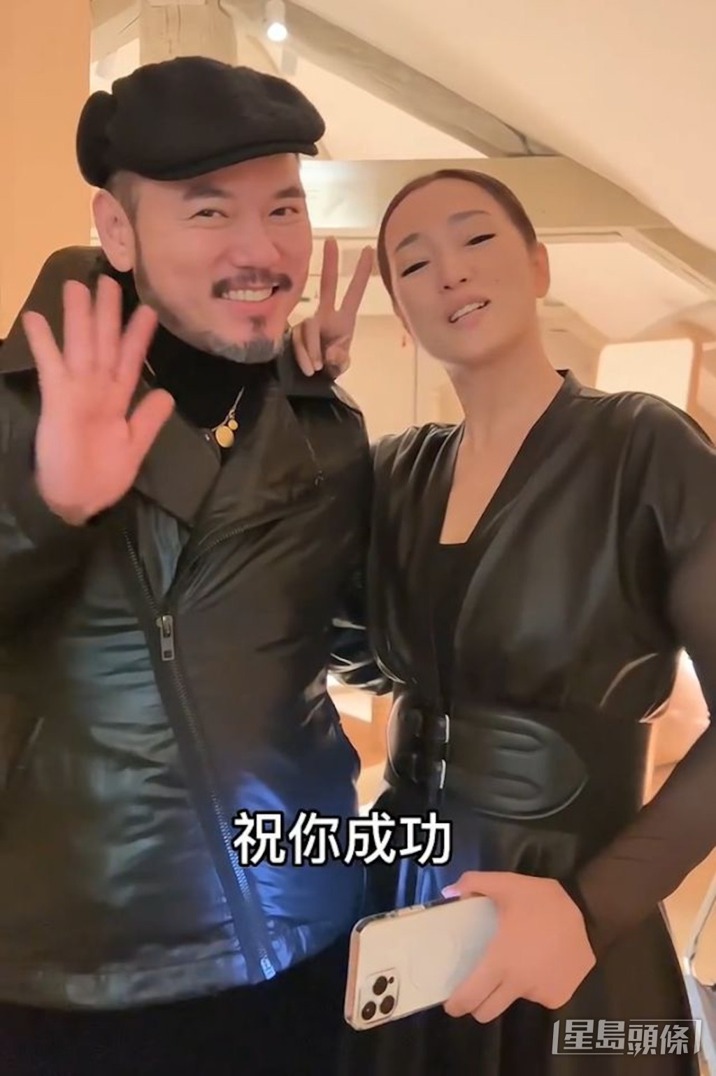 鞏俐對鏡頭舉起V手勢。