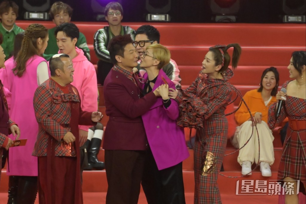 汤盈盈在示范“接财神”时，兴奋到直接锡落老公钱嘉乐的嘴。