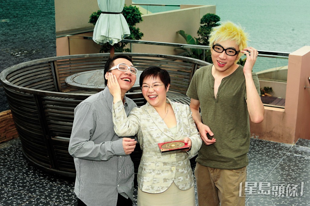 之後麥玲玲漸漸活躍於螢光幕前,拍過多個無綫節目外,2007年她與農夫合唱《風生水起》,還自嘲「羅庚最緊要睇得啱,人哋點樣講你都好閒」,大受網民歡迎。