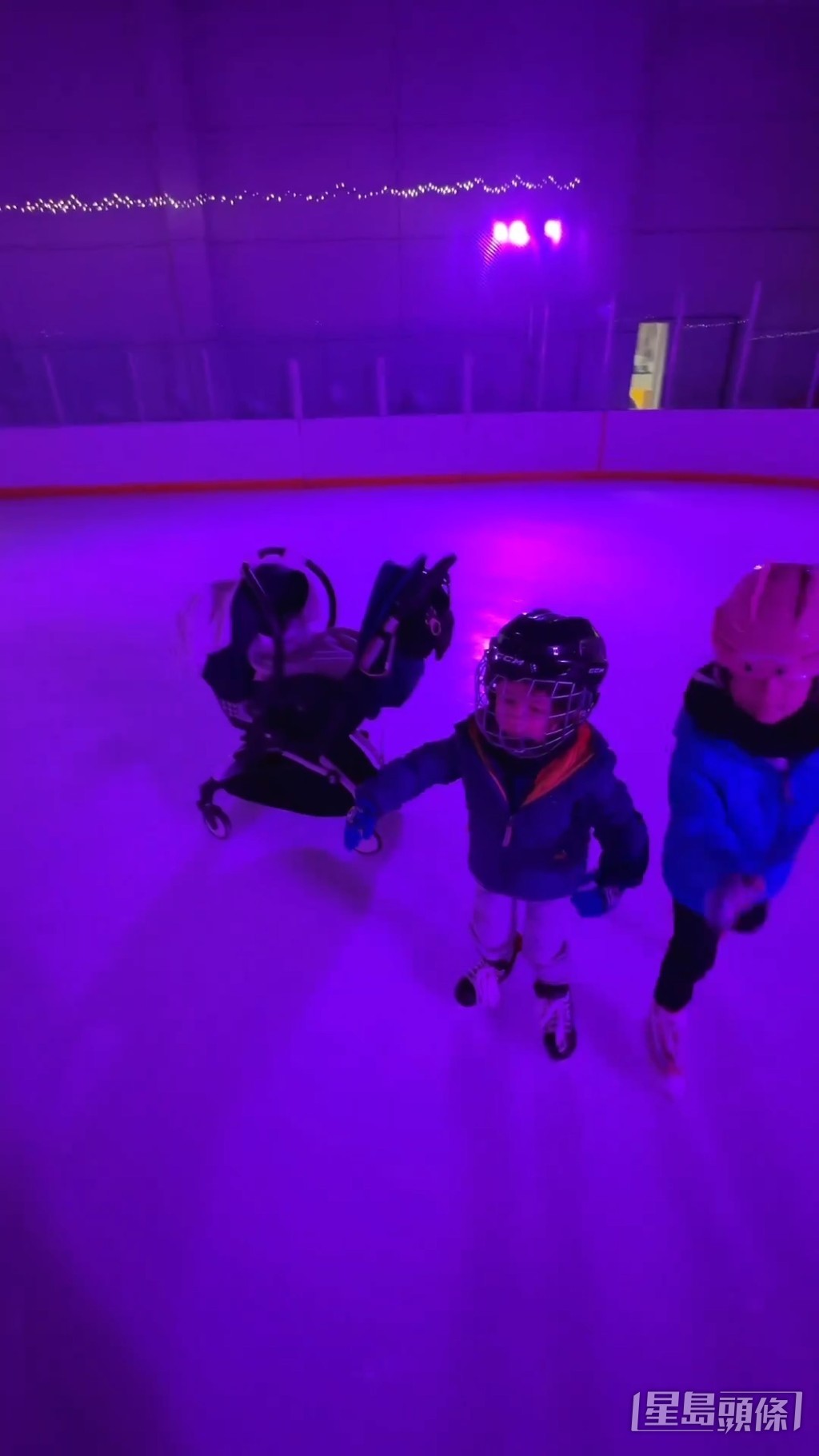 見細佬步履不穩，更立即去拿扶手給對方。