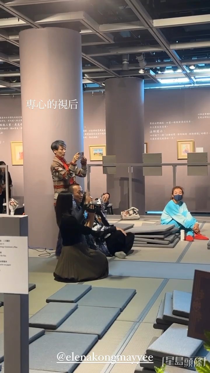 郭柏妍也有陪“妈妈”江美仪去展览,还贴出对方专心影相的短片。