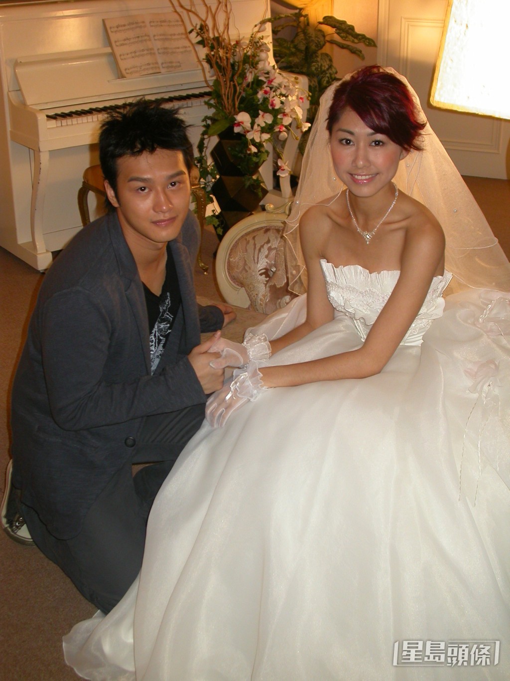 胡定欣入行初時曾與吳浩康拍拖,兩人在2006年分手,當時盛傳是莊鍶敏介入所致,不過胡定欣就否認有第三者。
