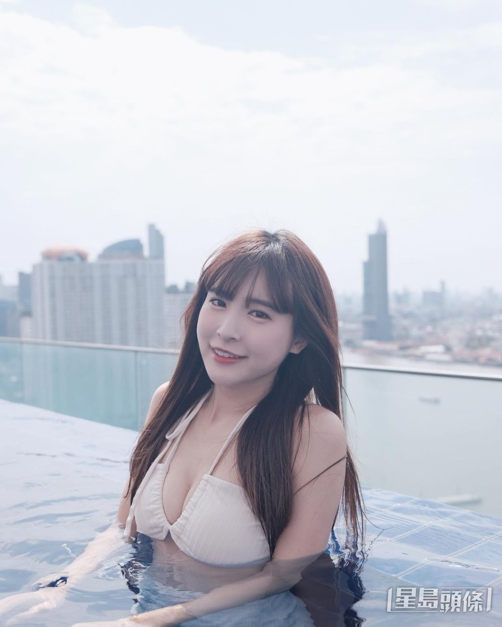 队友孟洁都有晒泳照。