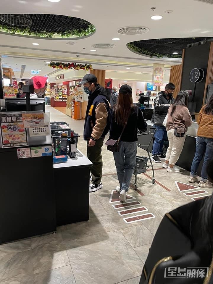 去年年初Santis被爆與MC逛超市,事件一度成為熱話!