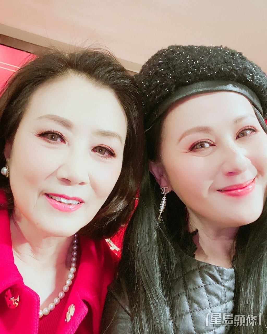 江欣燕呢張與汪明荃（左）的自拍，就搞到對方變成「厚粉人」。