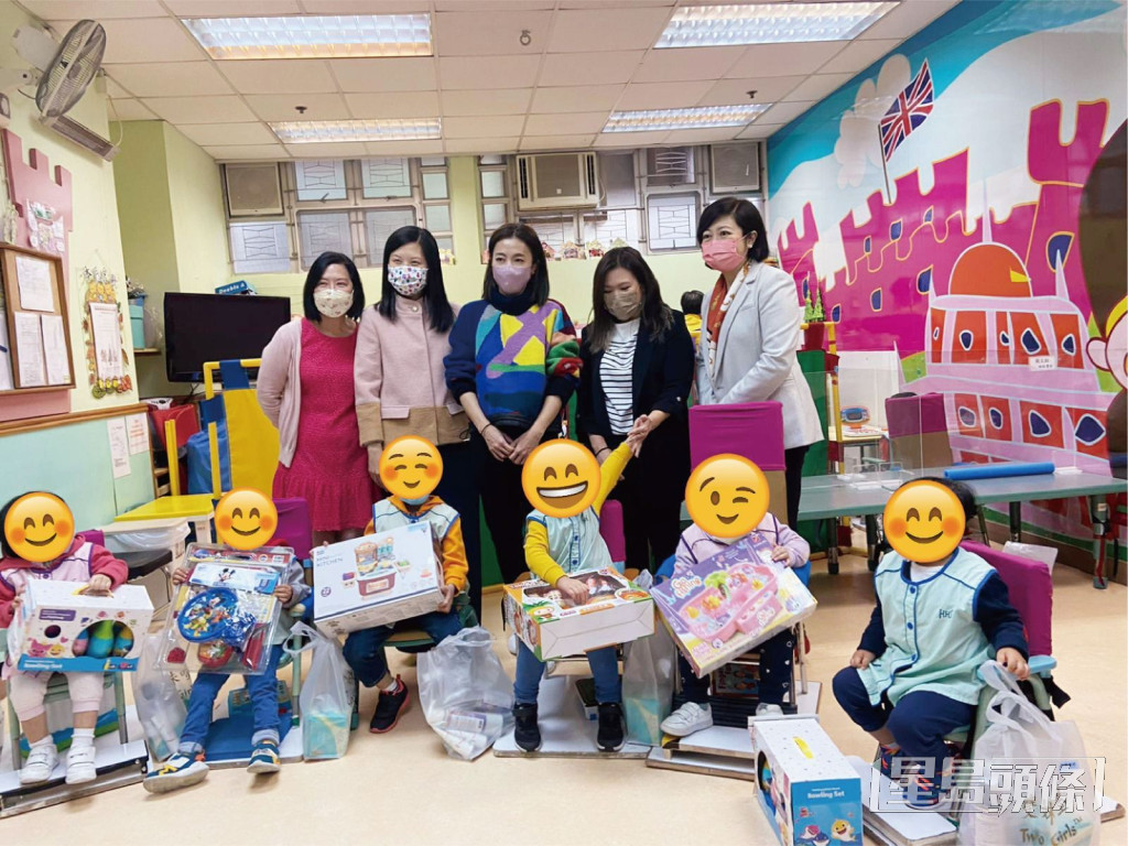 陳凱韻曾到「協康會」探訪特殊兒童。
