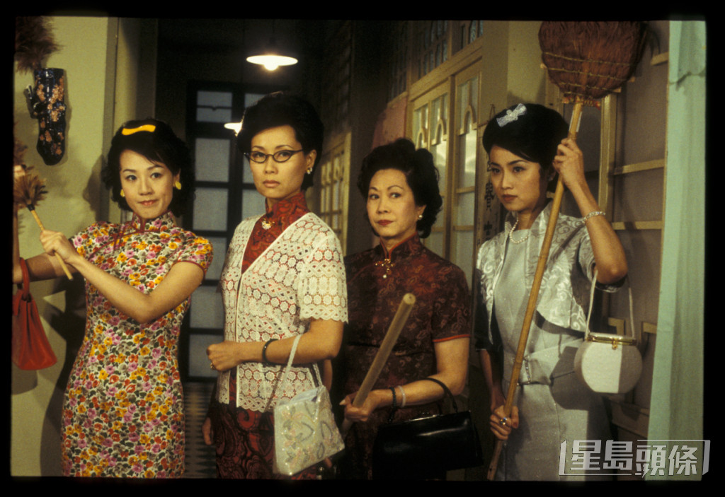白茵（右二）曾拍TVB劇《非常外父》。