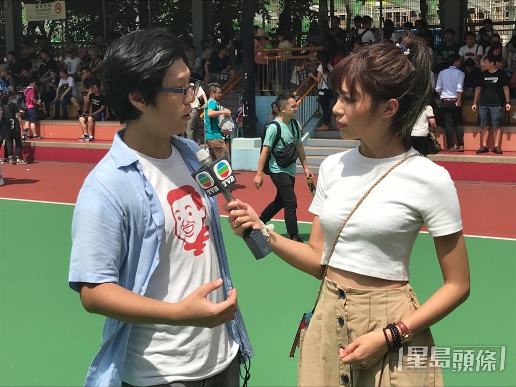 林泳淘主持《東張》時,經常以小背心加斜孭袋上陣。