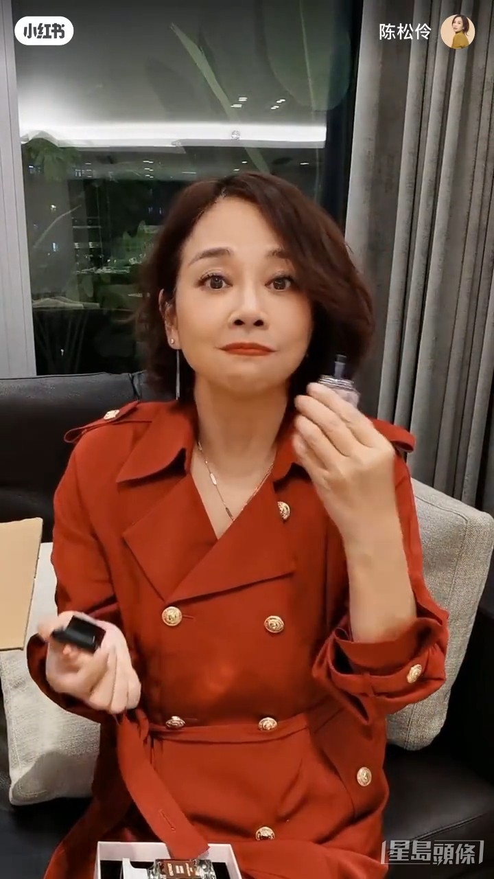 驟眼看有些似《東張西望》主持容羨媛。