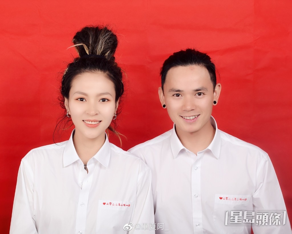 張恒遠去年才與同為汪峰戰隊的女歌手畢夏(左)結婚。