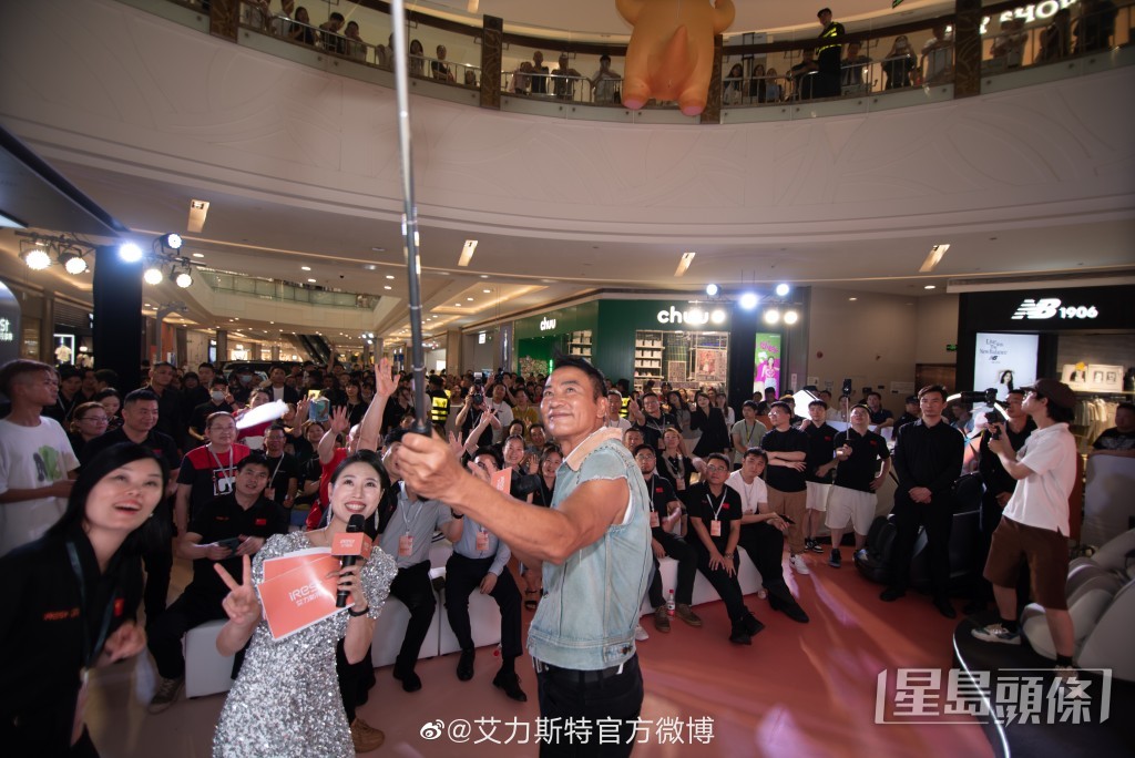 吸引近百途人圍觀。