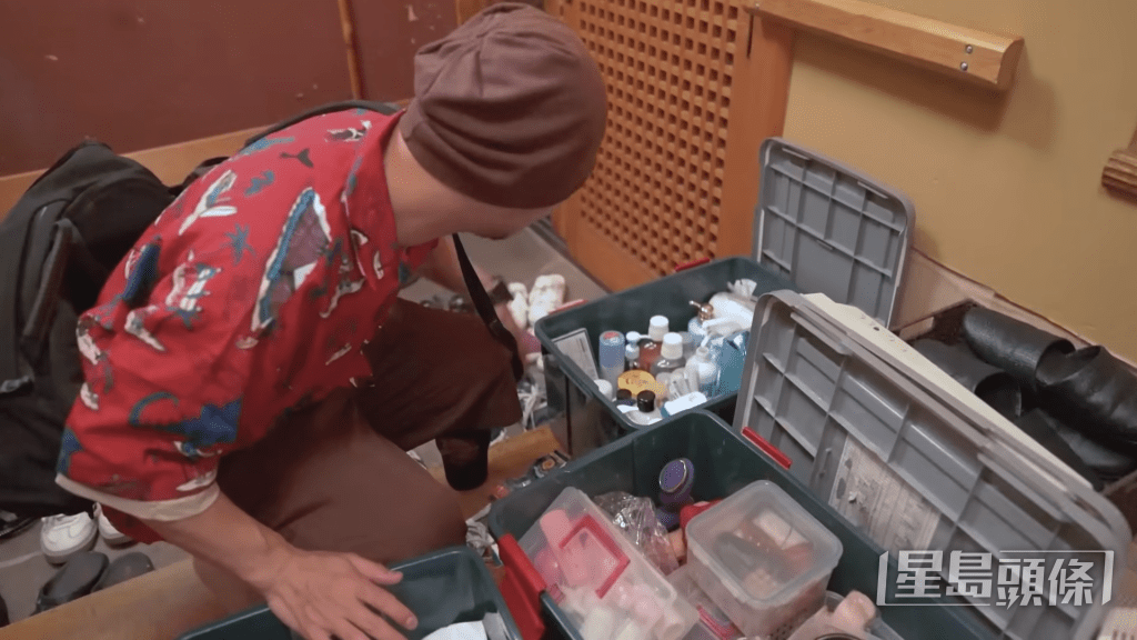黃明志打開工作人員的工具箱。