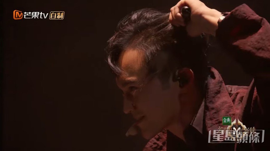 一邊剃頭一邊演戲。