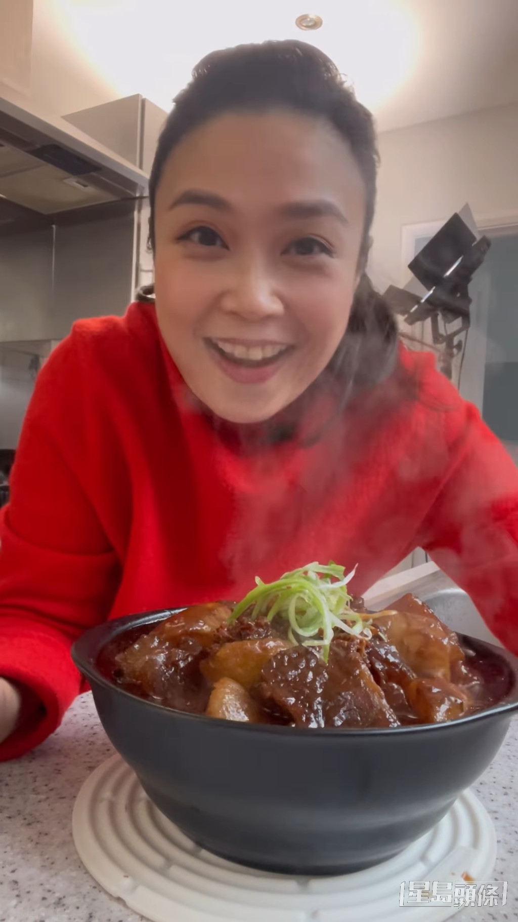 不时在IG、YouTube等社交网贴下厨短片教烹饪，更有不少经典香港菜式。