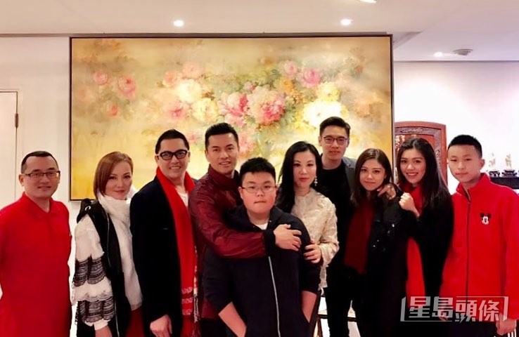 呂良國(右三)與呂良偉關係要好。