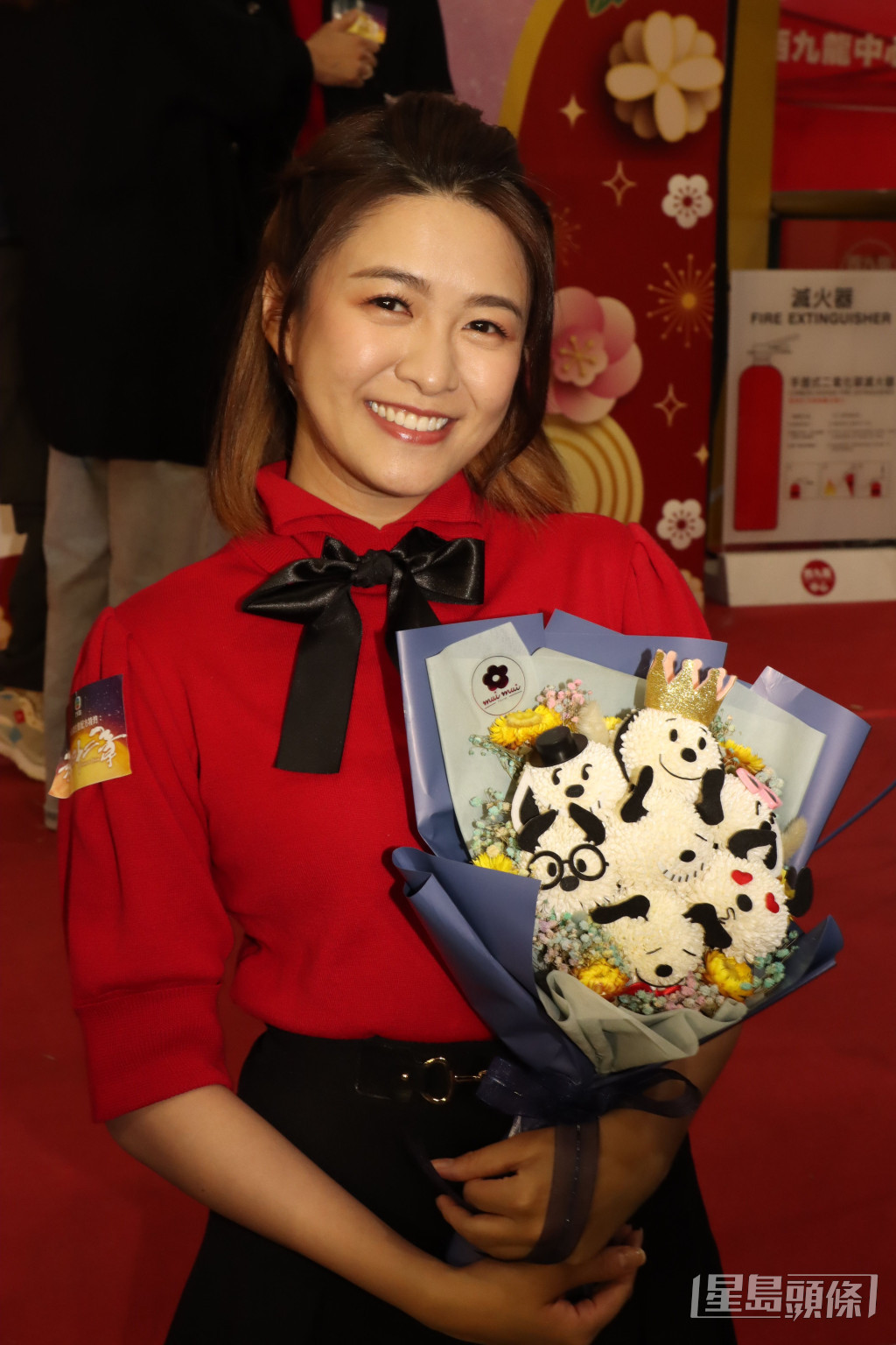 江嘉敏今日出江嘉敏喺新剧《新四十二章》宣传活动上，收到粉丝送上花束。