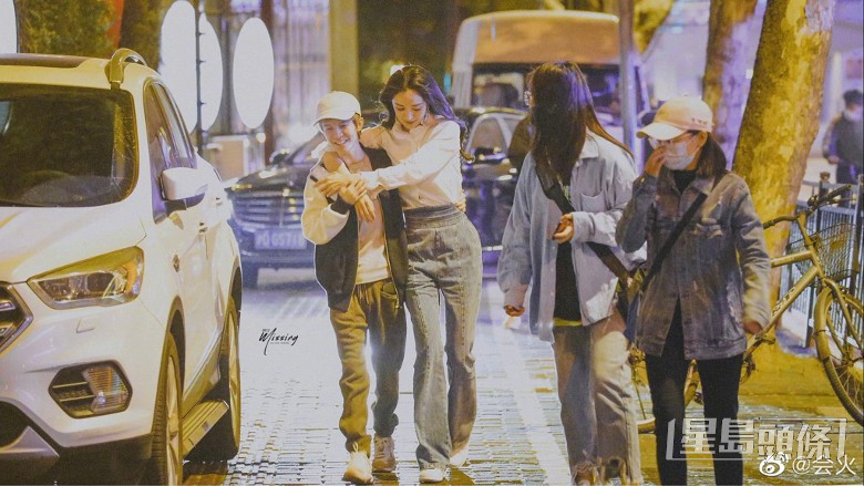 杨幂之前曾流出一张街头揽仔照，男方是《小时代》导演郭敬明。