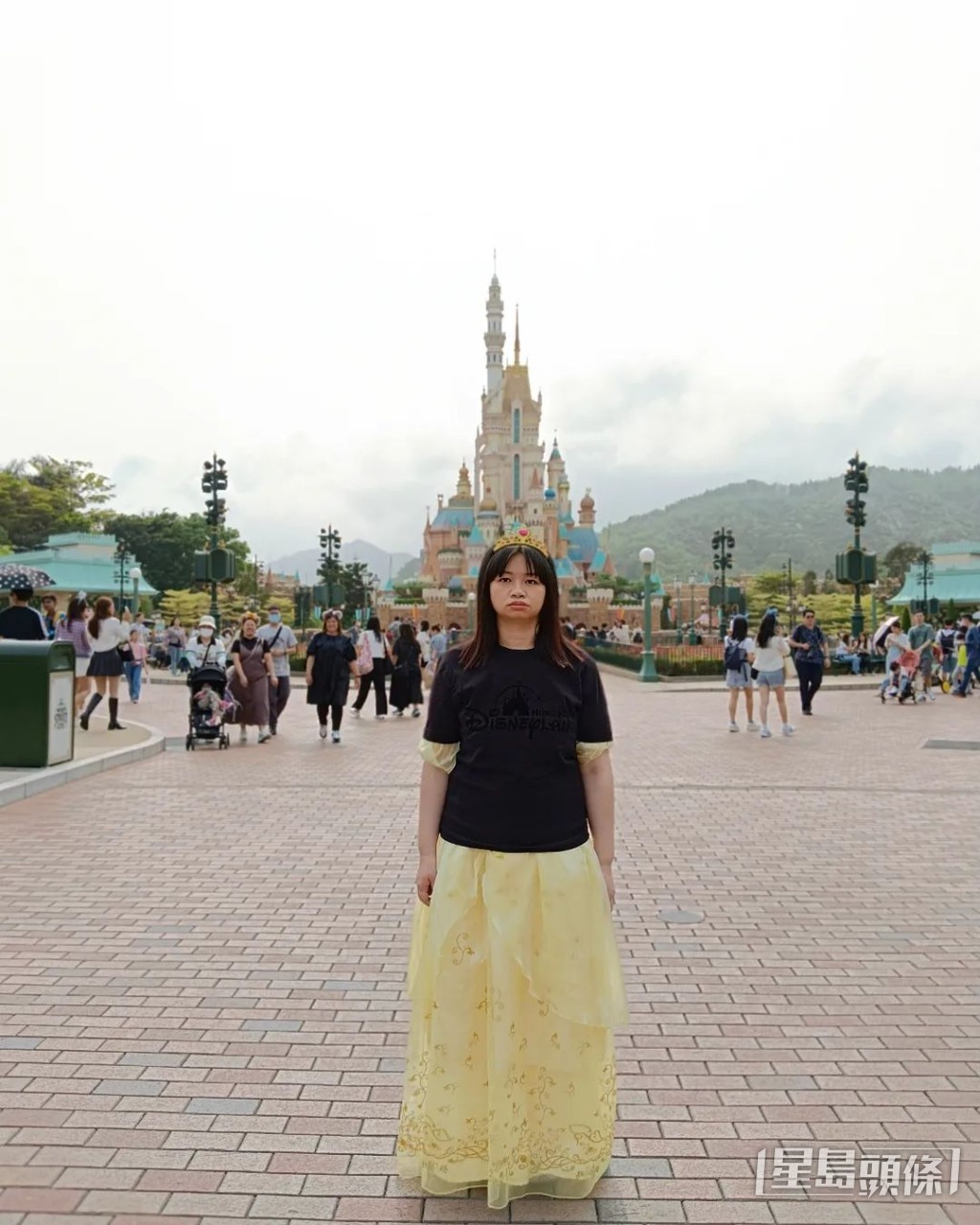 不過因為成年人不能穿公主服入園,阿儀要即場變裝。