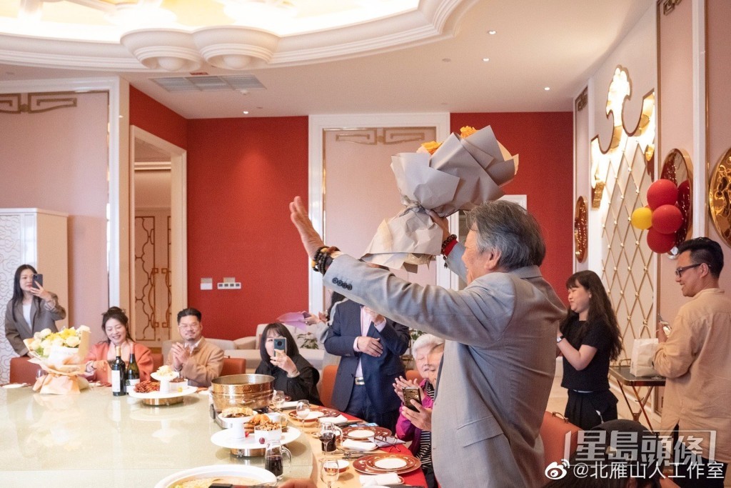 湯唯父親湯余銘踏入80歲，網民大讚他狀態似60歲！
