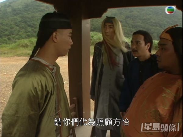 車保羅(左二)在1998年轉投無綫,接拍《鹿鼎記》飾演「胖頭陀」一角。