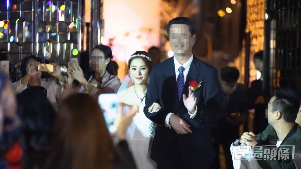片段尾段則到是當晚婚禮現場，見到蔡天鳳由父親陪伴下入場，將女兒交給新郎Chris。