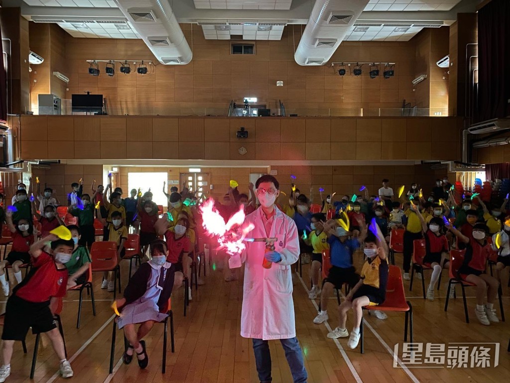 「火博士」會接受各大傳媒訪問以及到不同中小學出席講座及教學，形象正面。