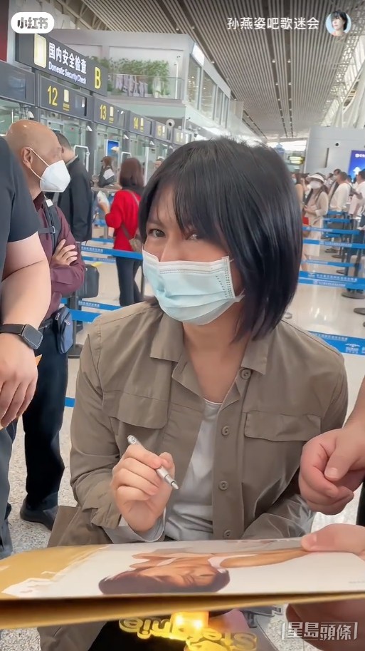 而且笑容滿面。