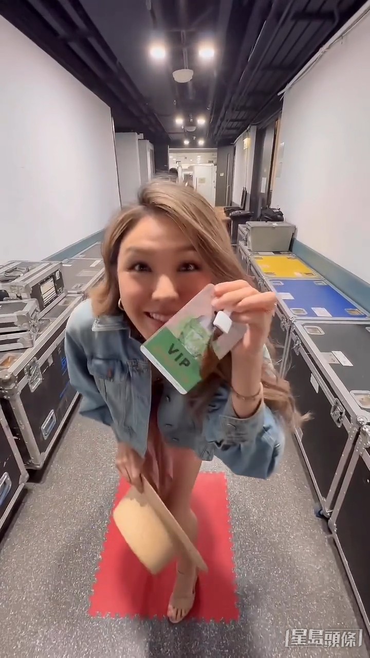網民大讚依然少女味濃,樣貌20年冇變過!