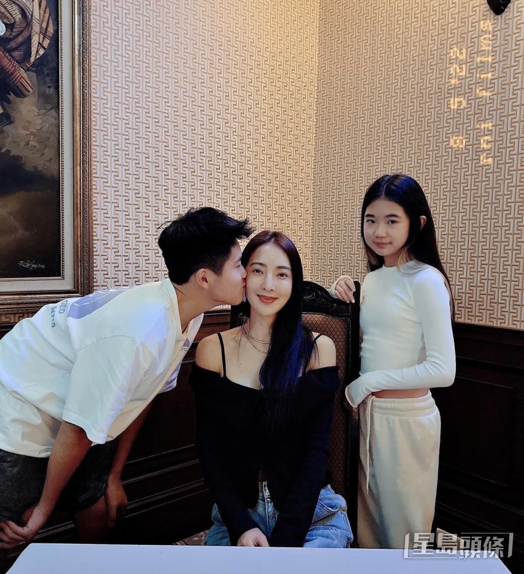 吳速玲與曹格離婚後，與子女搬走。