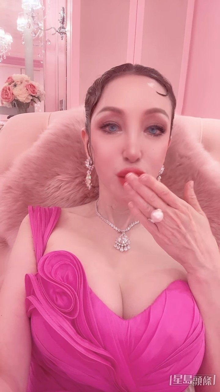 薛芷倫以慢動作送飛吻。 