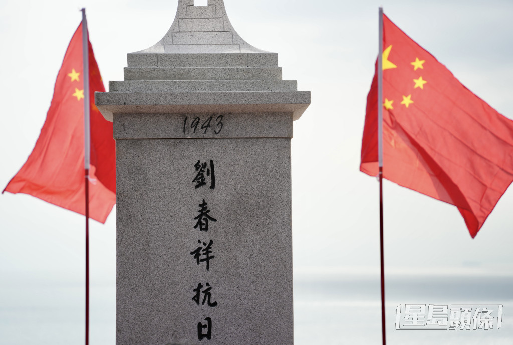 纪念碑高3.1米，正面镌刻“刘春祥抗百英雄群体纪念碑”十二个大字。苏正谦摄