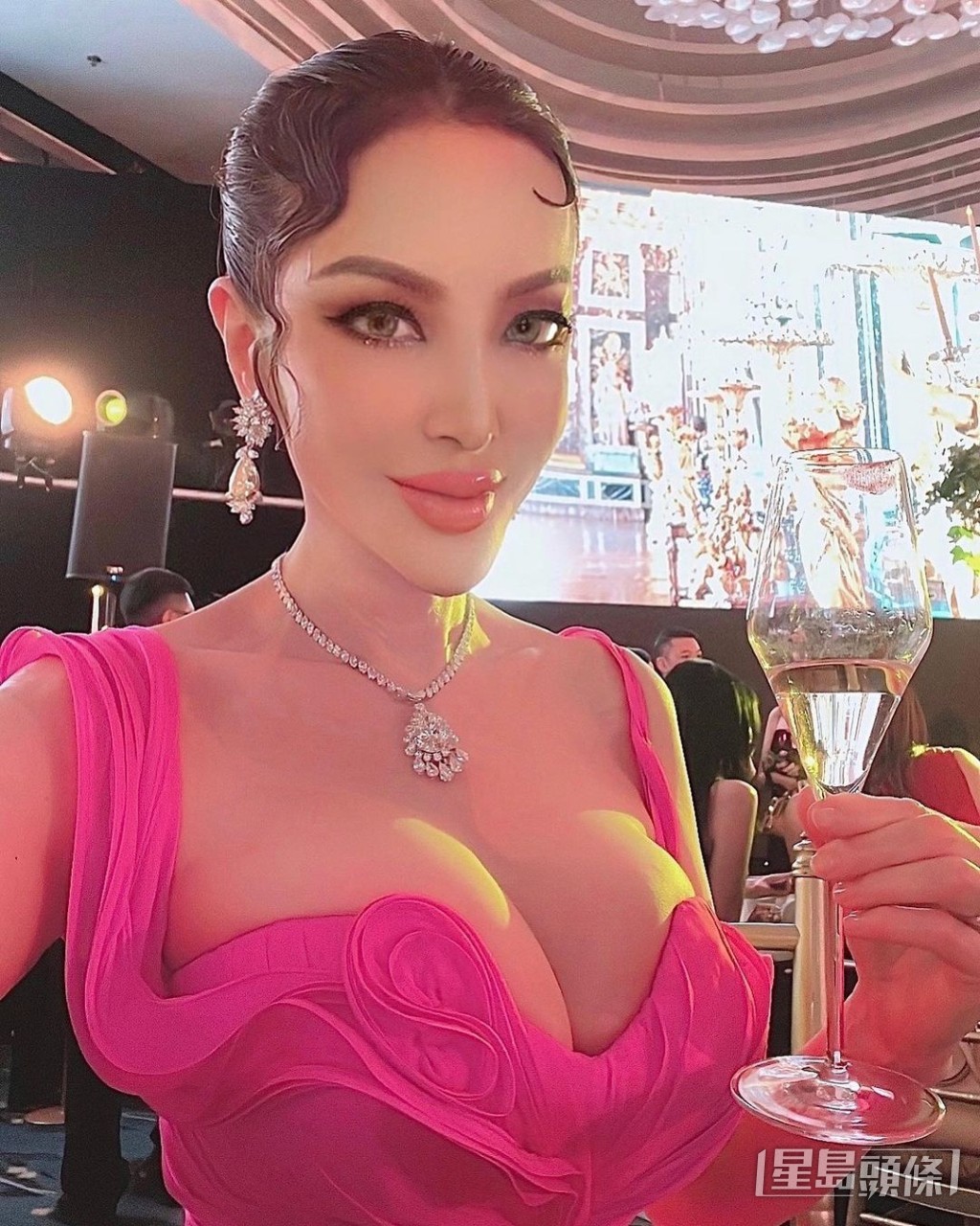 薛芷倫變身成粉紅「芭比」。