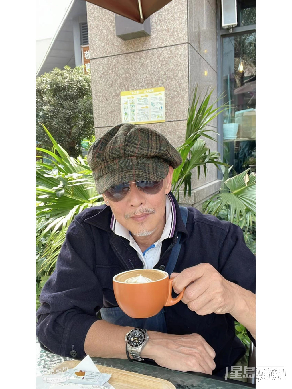 杜燕歌最近貼出新相，戴帽及太陽眼鏡嘆咖啡。