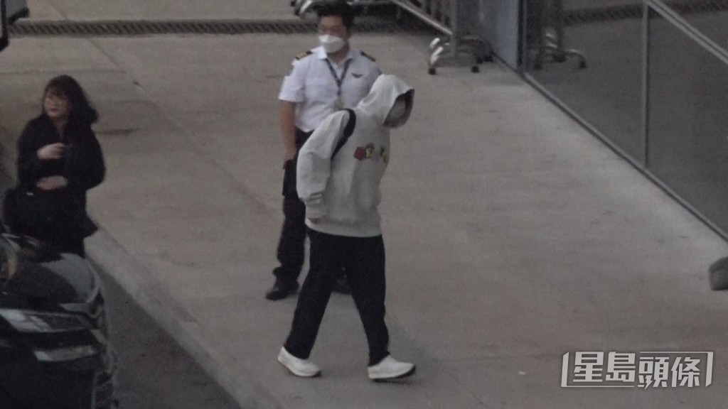姜涛天未光就到达机场。