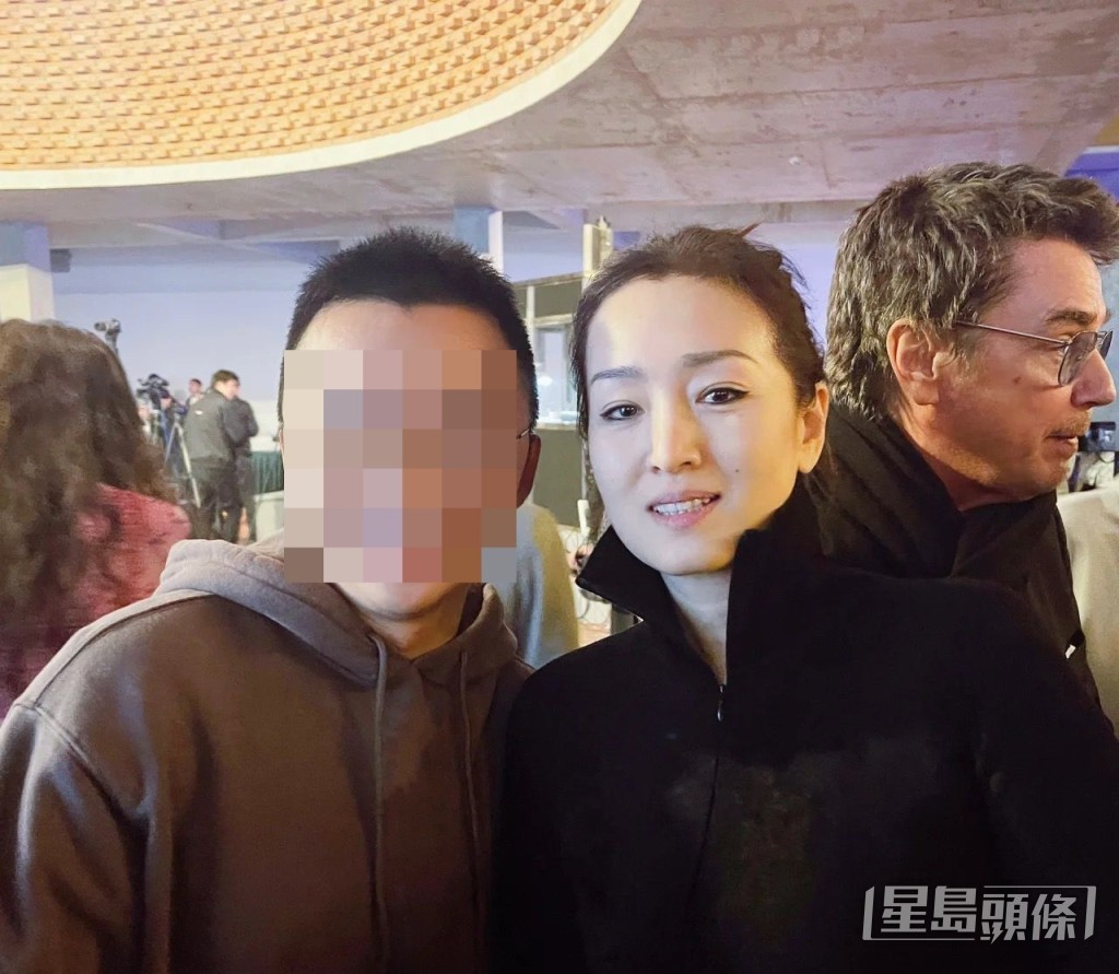 久未在內地露面的鞏俐在活動中被瘋狂集郵。