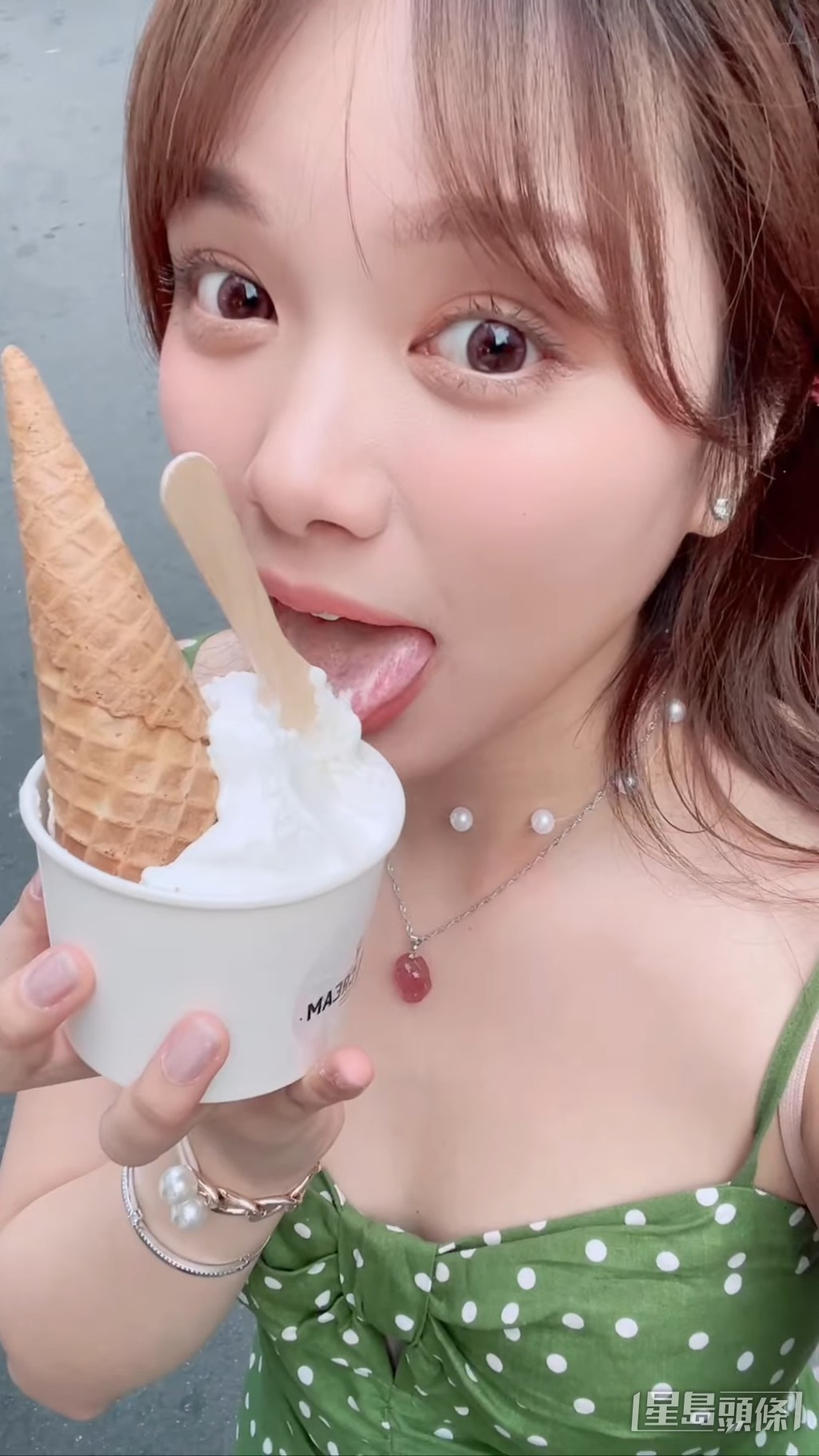 邪惡高炒舔雪糕。