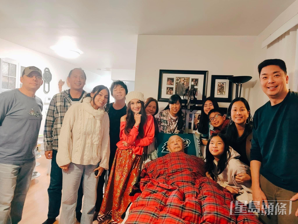 溫碧霞與老爺及老公的家人影大合照。