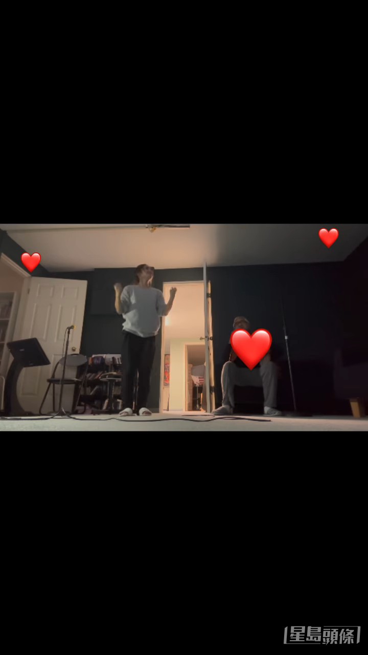 笑說自己是爸爸的睡衣舞伴。