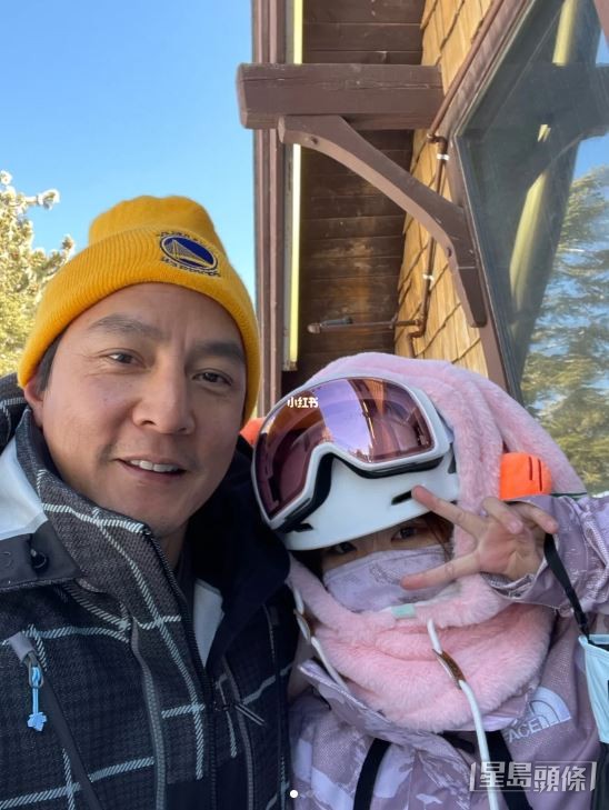 日前吳彥祖於美國滑雪被當地華人捕獲，近照曝光可見他非常精神，雖然零濾鏡下可見他有不少眼紋，但反而更顯自然，不少網民都認為吳彥祖增肥一點，雙頰有肉的話憔悴感就不會那麼明顯。