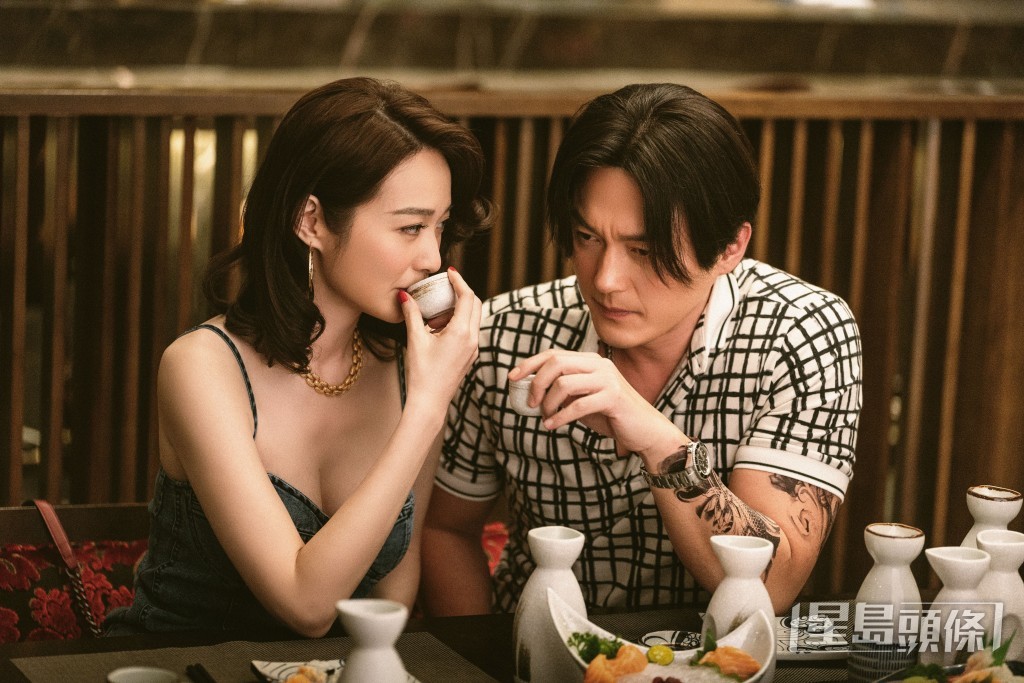 蔡潔喺《一舞傾城》中都有着低胸裝晒身材。