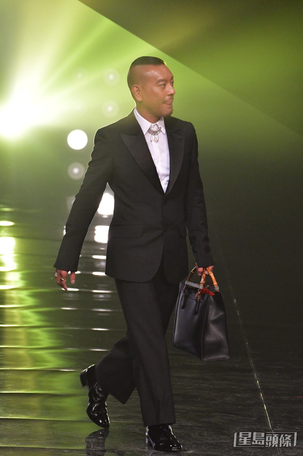 麥浚龍手拿今季Gucci新款手袋出場。
