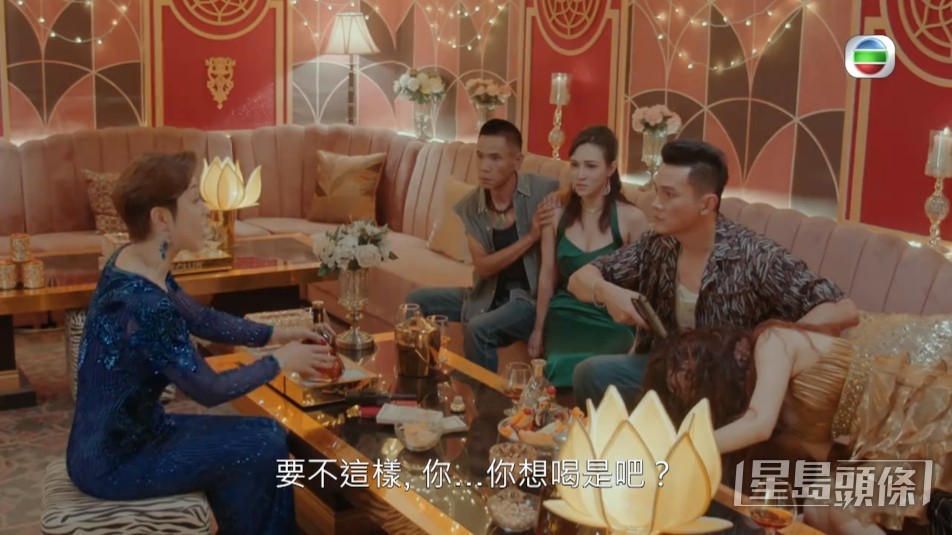 仲用槍指嚇舞女Money。