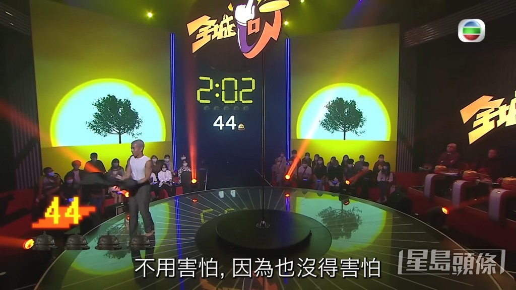 然後除咗隻袖,再除埋件褸,就上鋼管。