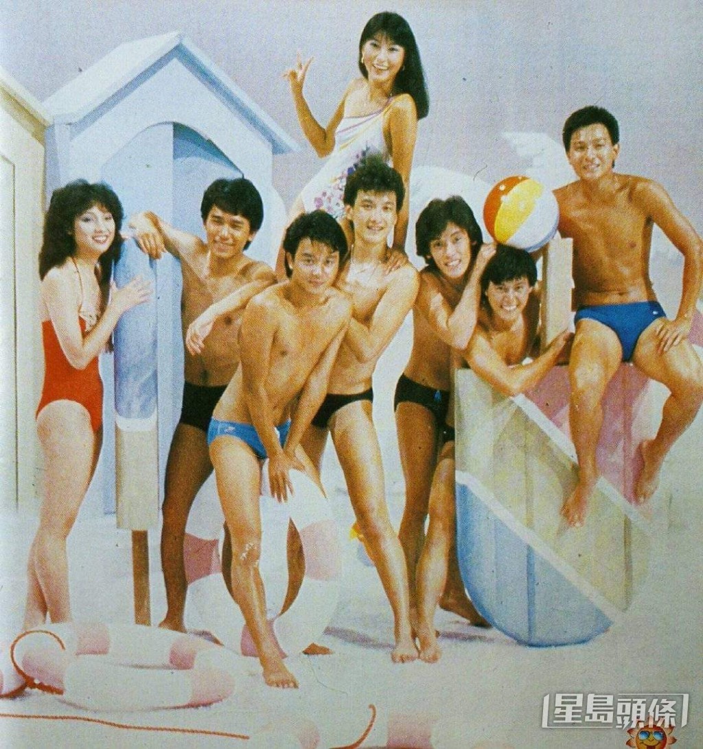 呢张有哥哥、梁朝伟、刘德华、KK(张国强)、第一代“小虎队”成员蒋庆龙、孙明光、胡渭康及戚美珍及蒋丽萍嘅泳装相好经典。