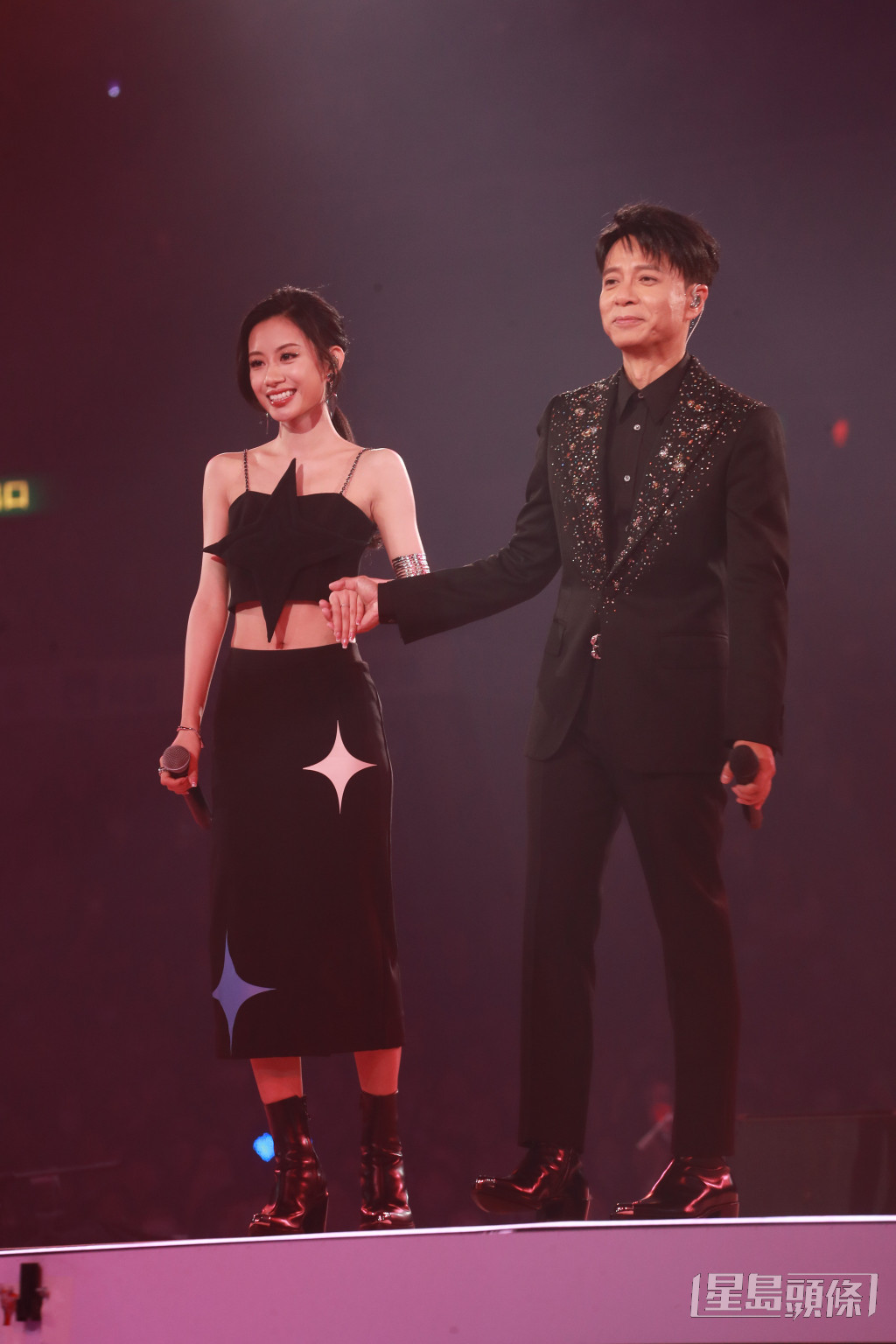 李克勤首場嘉賓，請來《2021中國好聲音》總冠軍伍珂玥，合唱《愛一個人》及《刻不容緩》。