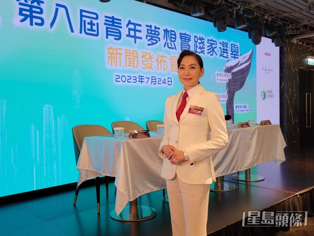 鄺美雲指在工作上遇到不同朋友已很開心及享受。